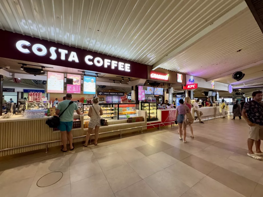 Poczęstunek przed kontrolą paszportową i odprawą