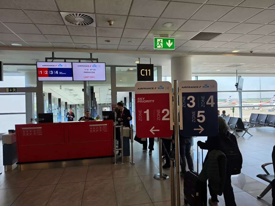 Wsiadanie na pokład samolotu ściśle według stref