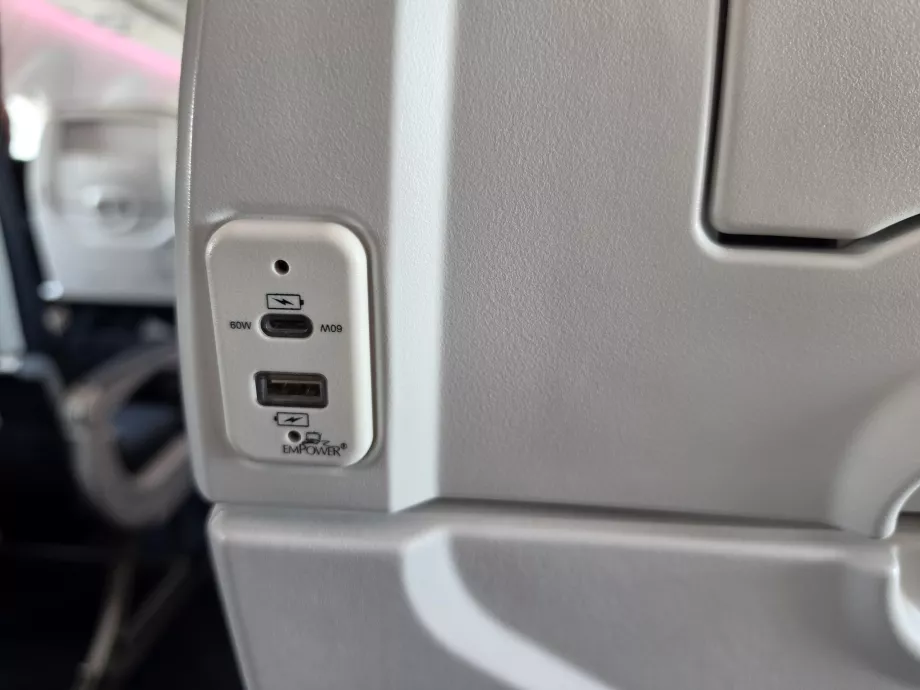 Porty USB do ładowania urządzeń elektronicznych