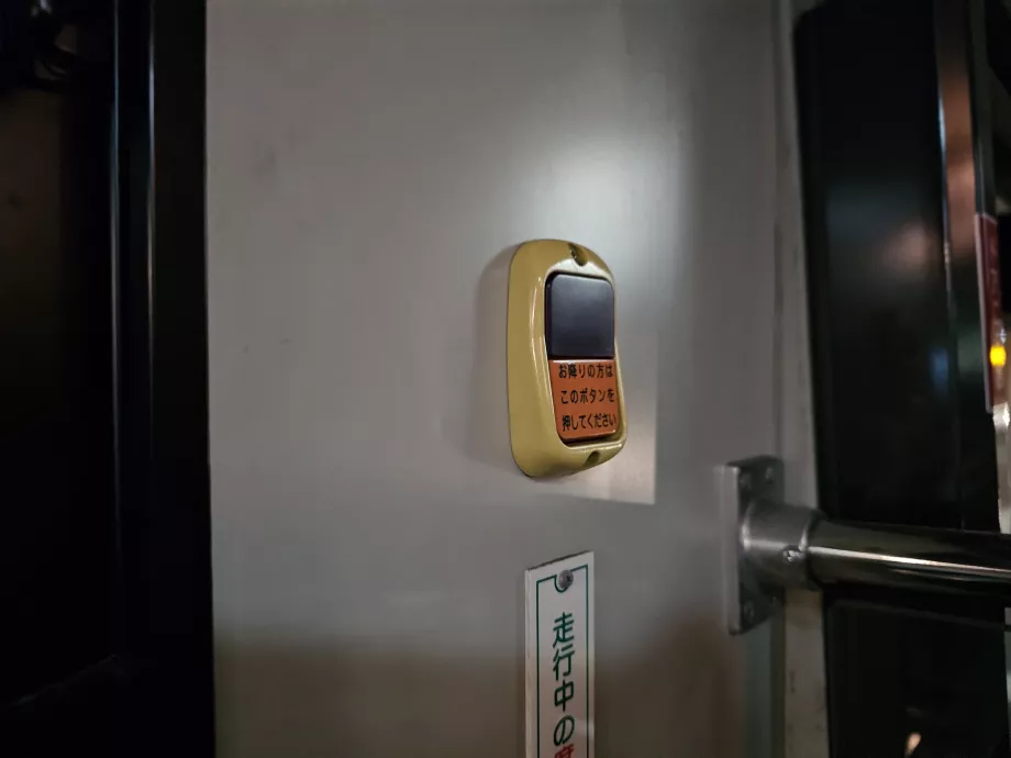 Przycisk "STOP" w autobusach miejskich