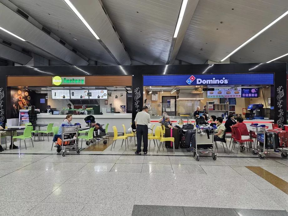Przekąski w hali przylotów, strefa publiczna, Terminal 3