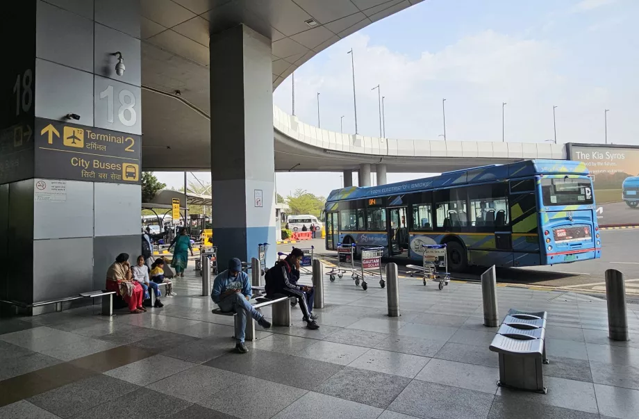 Przystanek autobusu miejskiego przed Terminalem 3