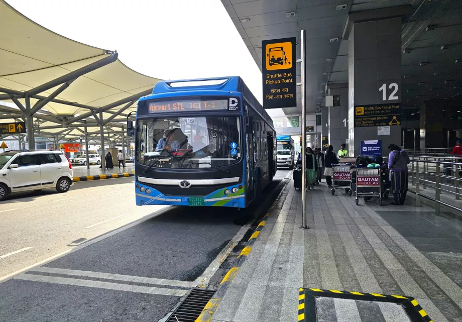 Autobus wahadłowy między terminalami 1-2-3, przystanek terminal 3