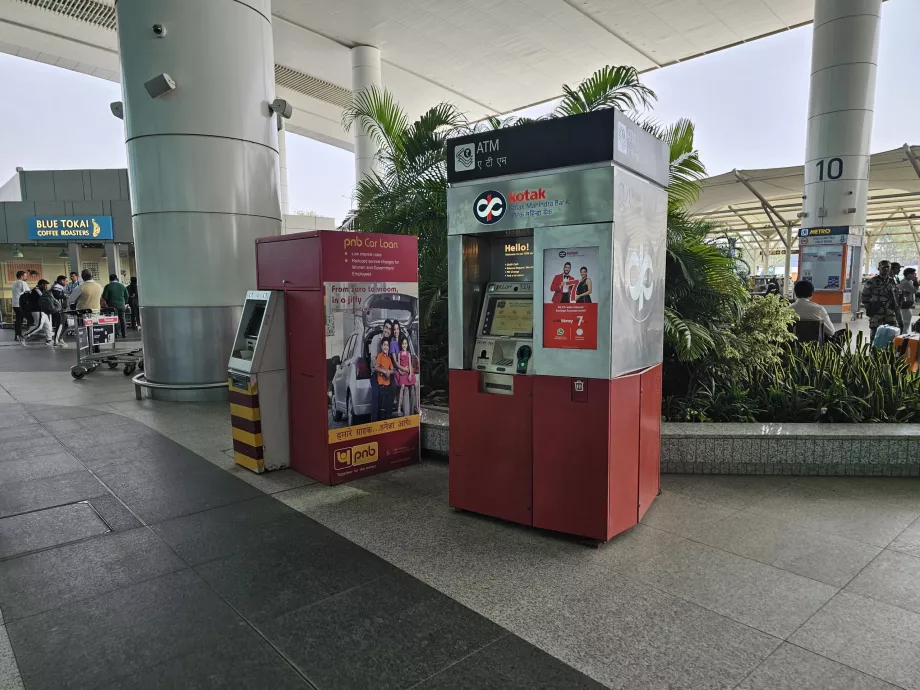 Bankomaty przed Terminalem 1