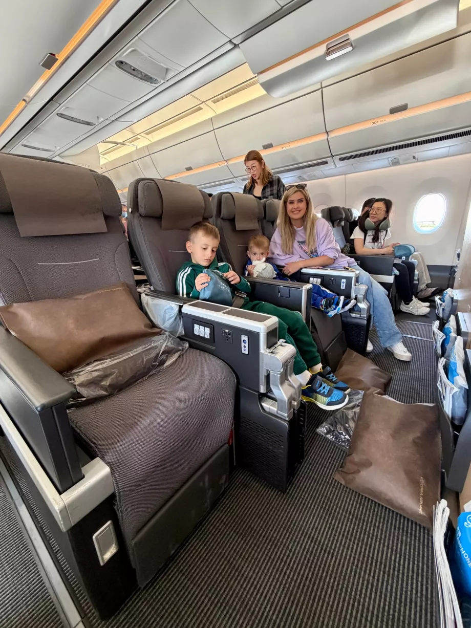 Nasza rodzina w pierwszym rzędzie Premium Economy