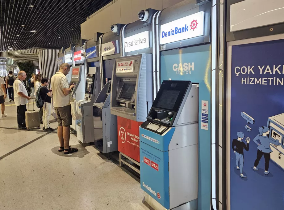 Bankomaty przy wejściu do stacji metra