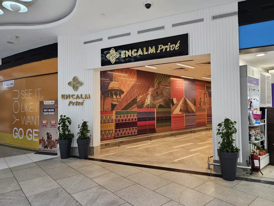 Wejście do salonu Encalm Privé i hotelu Transit