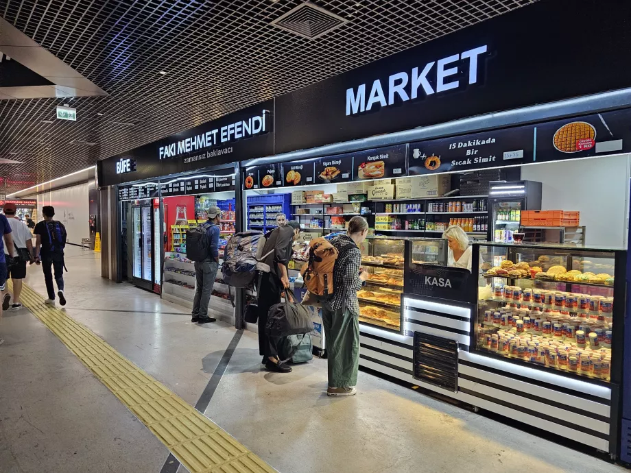 Minimarket w pobliżu stacji metra