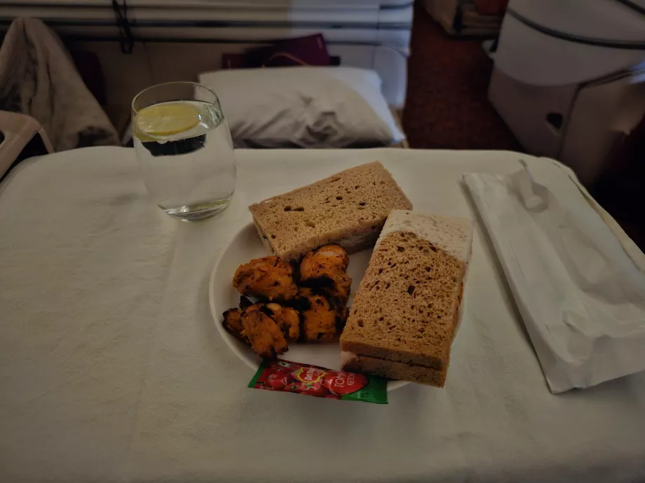 Mała przekąska po starcie podczas lotów nocnych