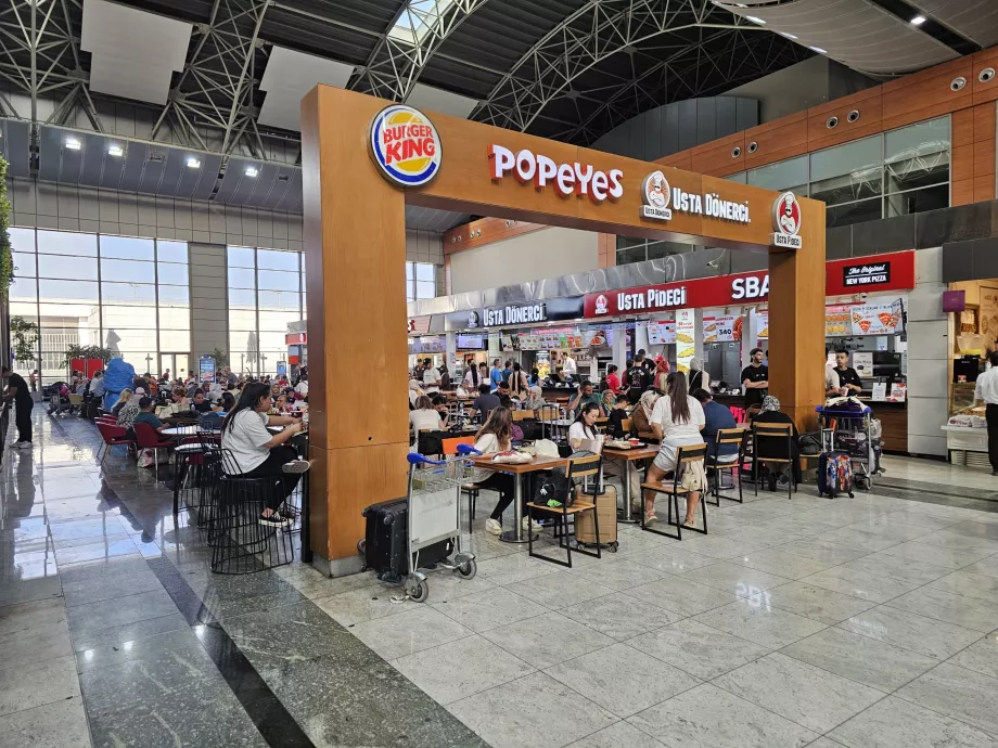 Food Court w strefie ogólnodostępnej