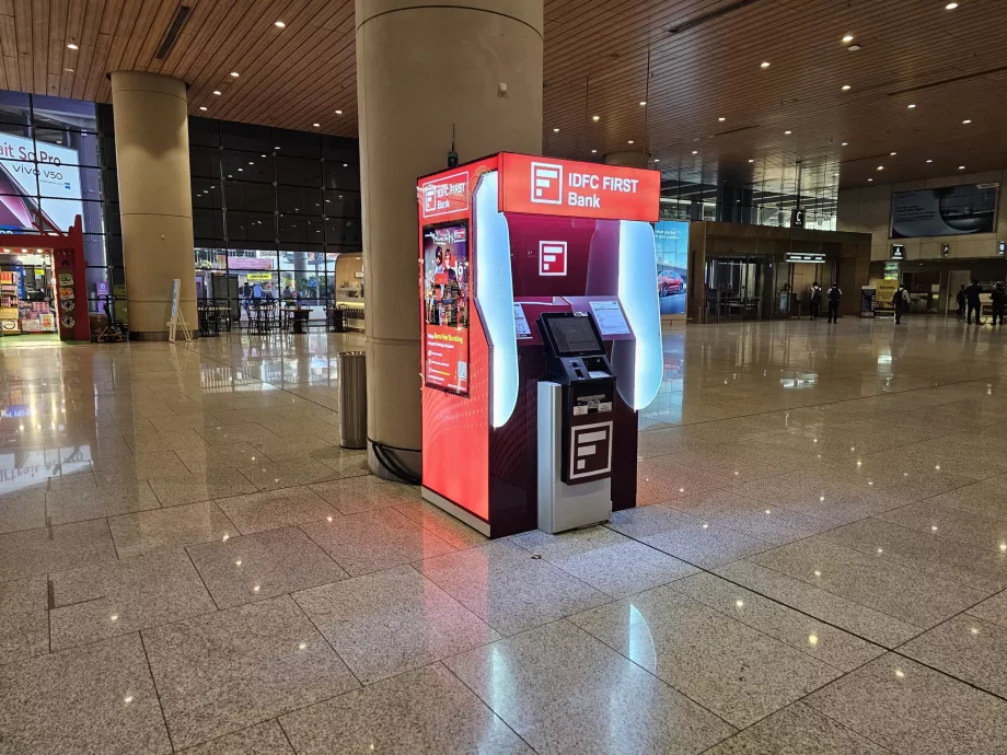Bankomat w hali przylotów, Terminal 2