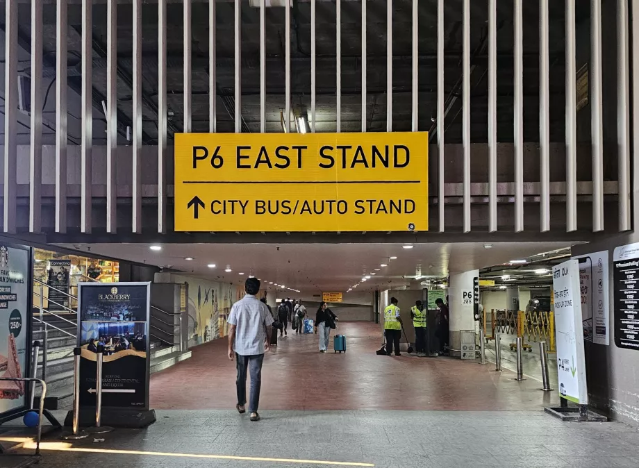 Kierunek na riksze i autobusy miejskie, Terminal 2