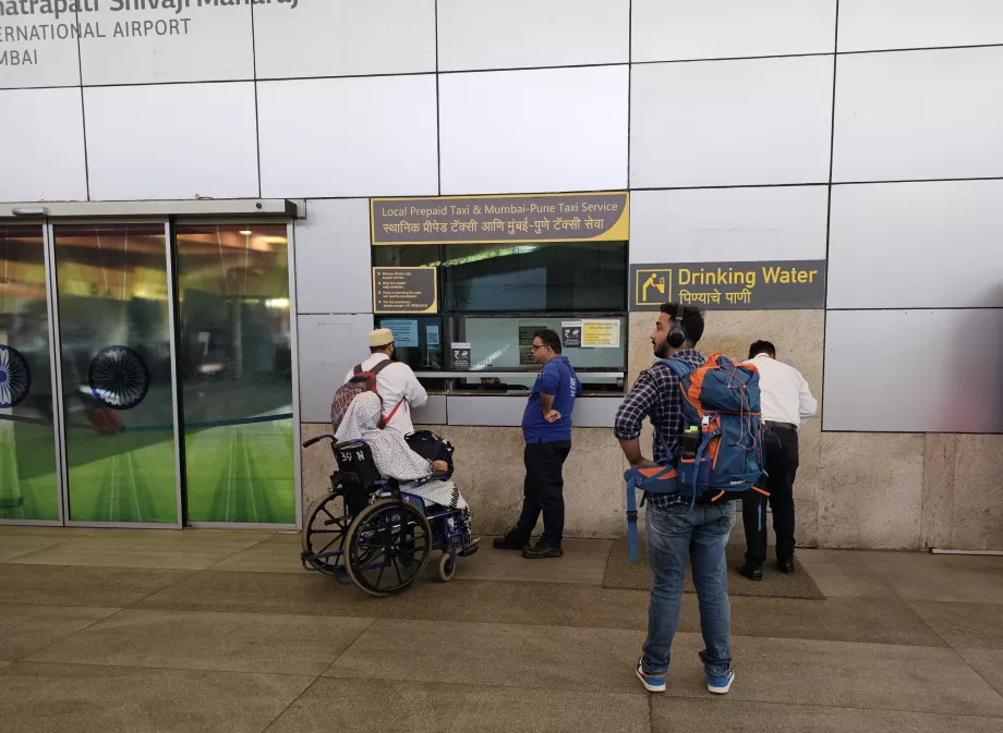 Postój przedpłaconych taksówek, Terminal 1