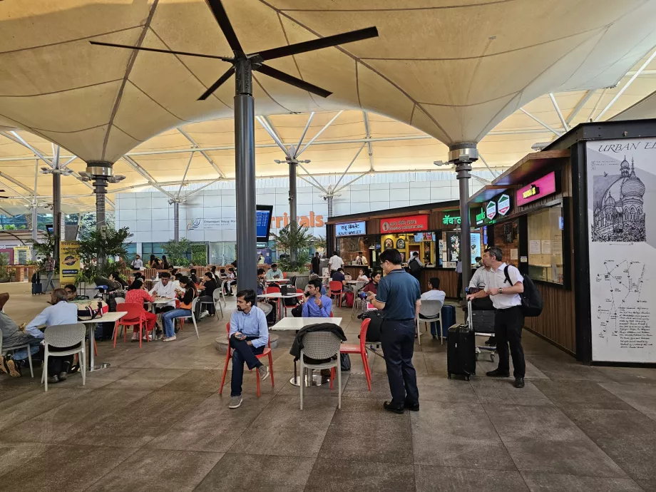 Food Court przed Terminalem 1
