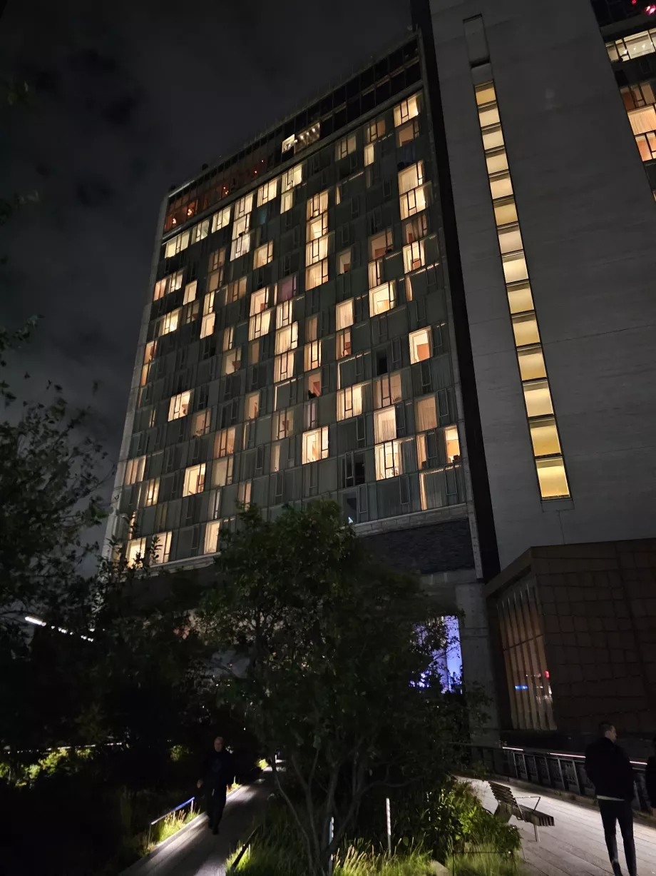 High Line przechodząca bezpośrednio pod hotelem