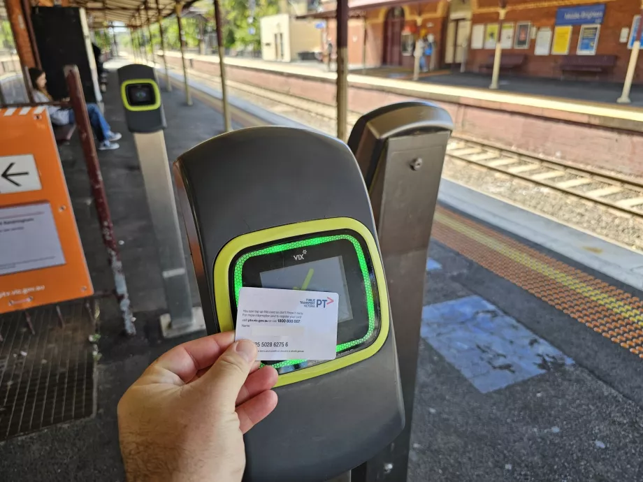 Walidator przed wejściem do metra lub na stację kolejową