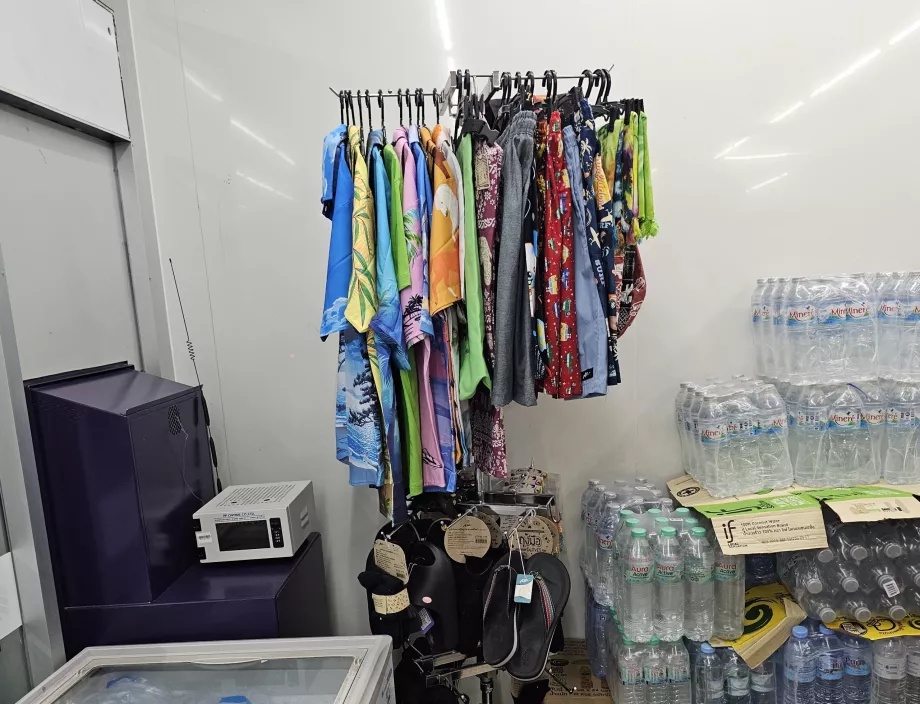 Kącik z ubraniami, strojami kąpielowymi lub klapkami