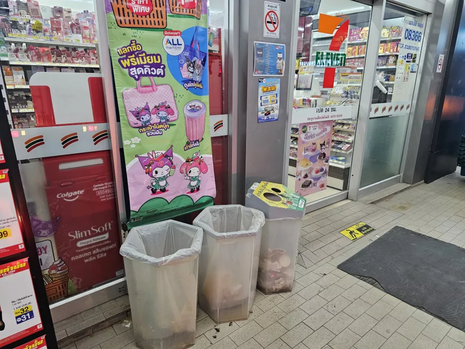 Kosze na śmieci nie są standardem w Tajlandii, ale zawsze można je znaleźć w 7-Eleven