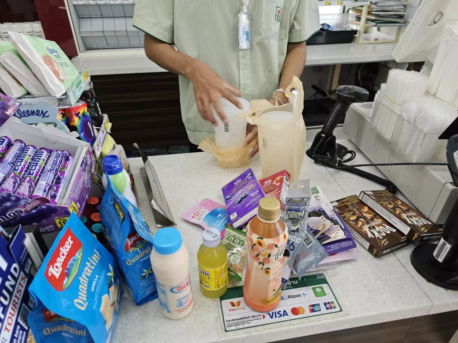Personel zawsze wkłada kubki z lodem do torby