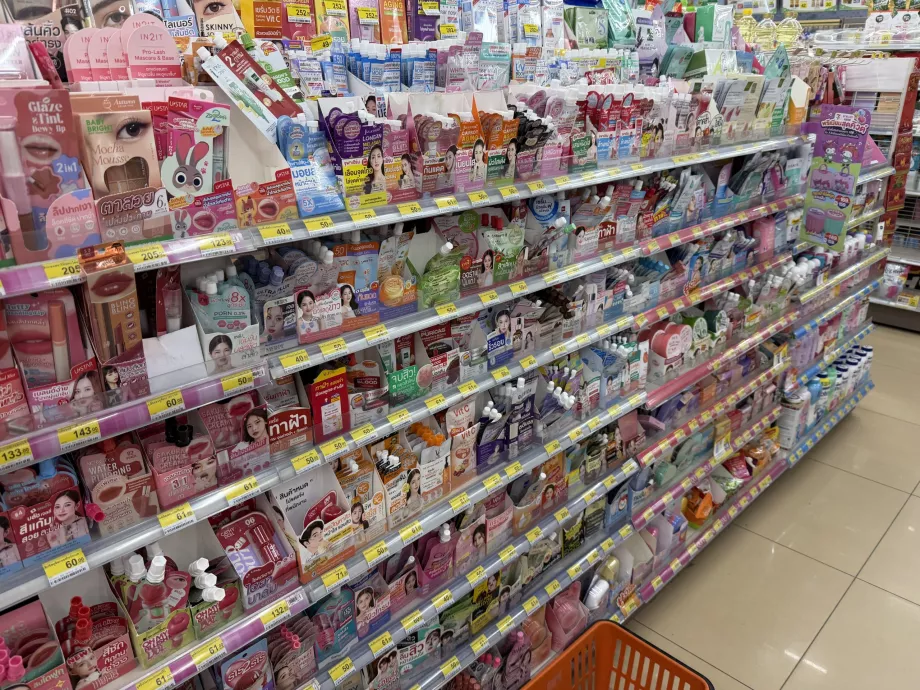 Półka z kosmetykami