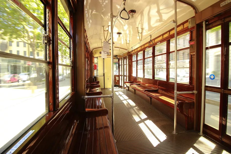 Wnętrze zabytkowego tramwaju