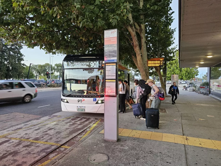 Przystanek autobusowy w kierunku lotniska na stacji Broadmeadows