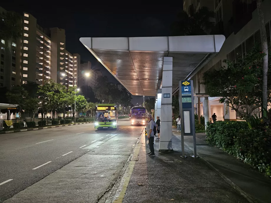 Przystanek autobusowy 102 w kierunku Seletar przy stacji metra Sengkang