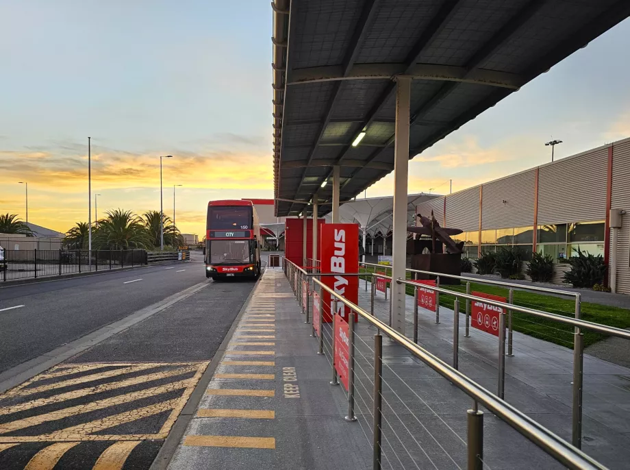 Przystanek Skybus przed terminalem