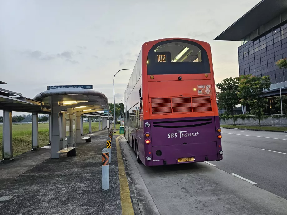 Przystanek autobusowy przed lotniskiem
