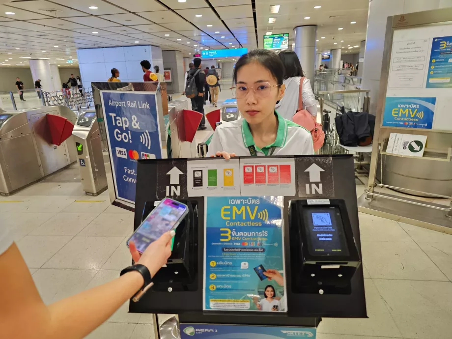 Płacenie za metro kartą zbliżeniową