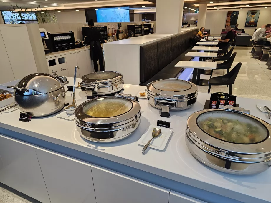 ANZ Lounge, gorące posiłki