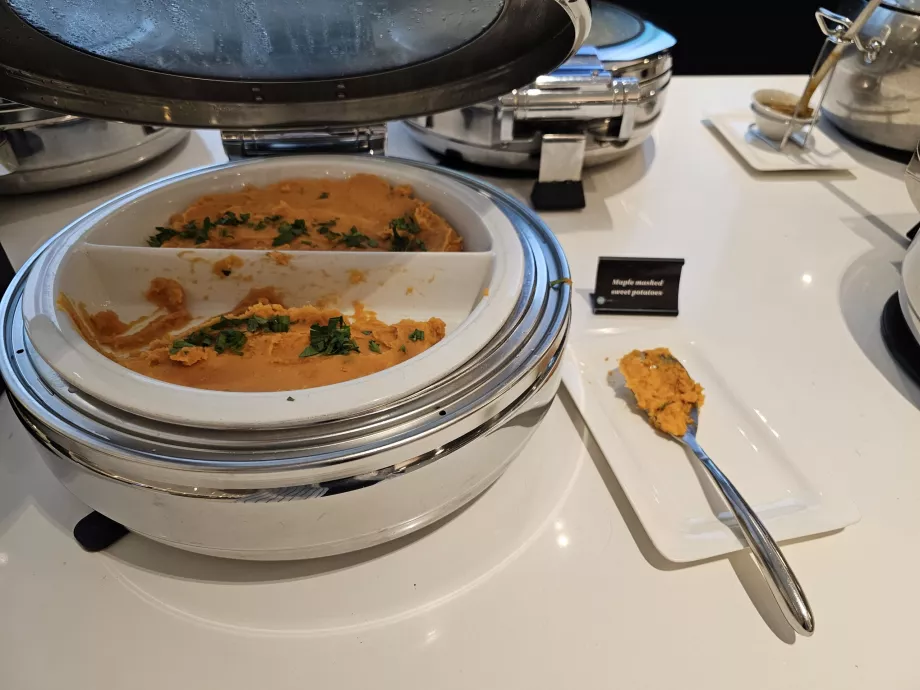 ANZ Lounge, gorące posiłki
