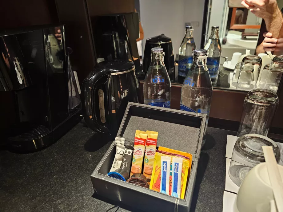 Ekspres do kawy i woda