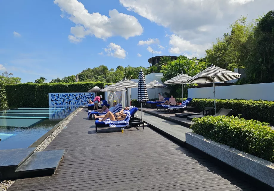 Leżaki przy wspólnym basenie